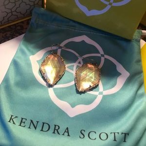 LIKE NEW KENDRA SCOTT ROSE GOLD/PEARL EARRINGS!